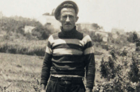 Fotografia in bianco e nero di un uomo anziano con maglione a righe.